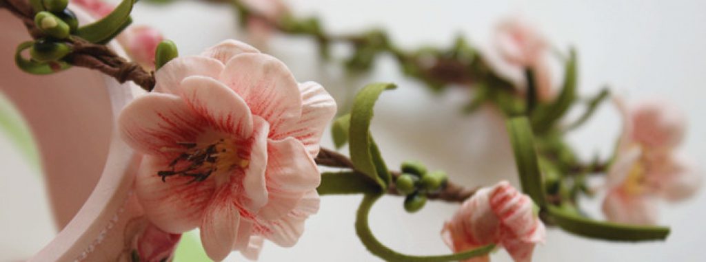 Bạn có thể dễ dàng tạo ra những chiếc vòng hoa đội đầu xinh xắn với keo nến.