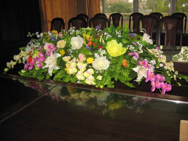 Mẫu hoa để bàn hội nghị đẹp